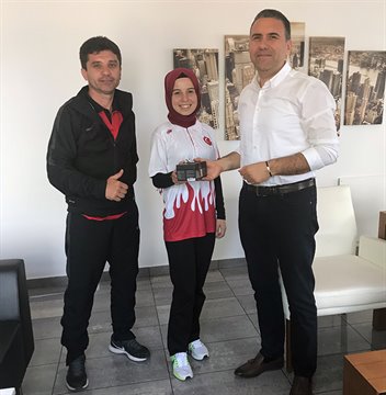 Grup Şirketlerimizden DEZ Lojistik Dağ Koşuları Dalında B Sınıfı Milli Sporcusu olan Elif Aslan’a Sponsor oldu.